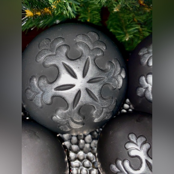 Christmas Ceramic Set of 
Snow Painted Black Decorative 5 Orbs and Silver Plate - Picture 9 of 12